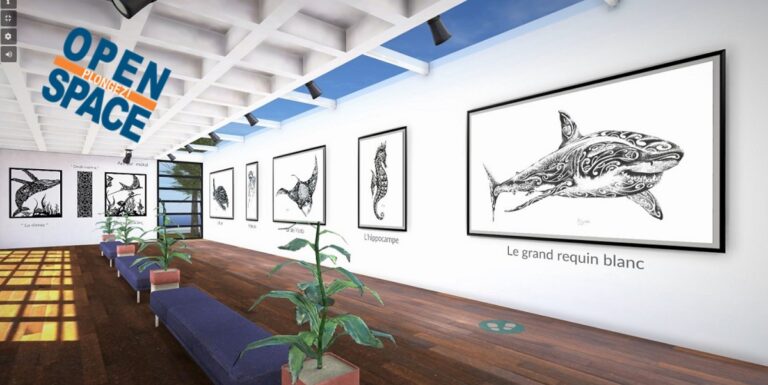 Galerie sous-marine présentant des œuvres d'art sur la faune marine, incluant le grand requin blanc.