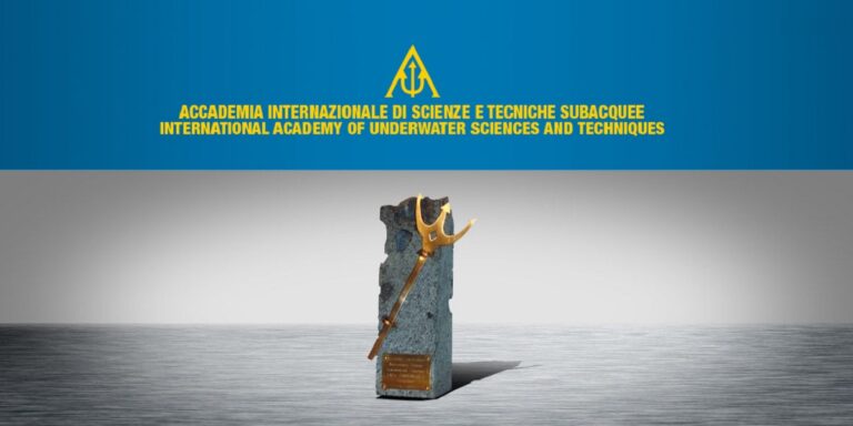 Trophée de l'Académie internationale des sciences sous-marines, symbole d'excellence en exploration marine.