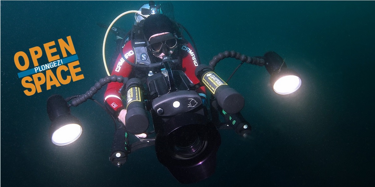 Plongée sous-marine avec éclairage, exploration des merveilles aquatiques en profondeur.