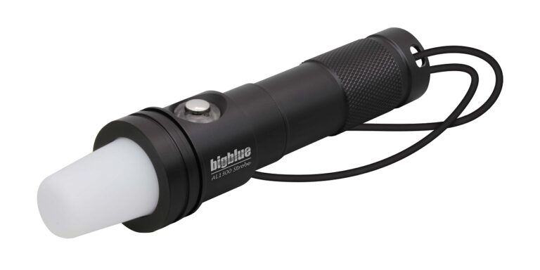 Lampe sous-marine Bigblue AL1300, idéale pour explorer les profondeurs marines en toute sécurité.