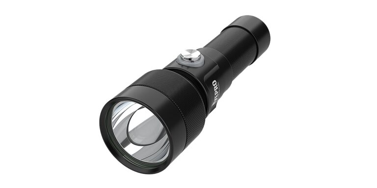 Lampe sous-marine robuste, idéale pour explorer les profondeurs marines en toute sécurité.