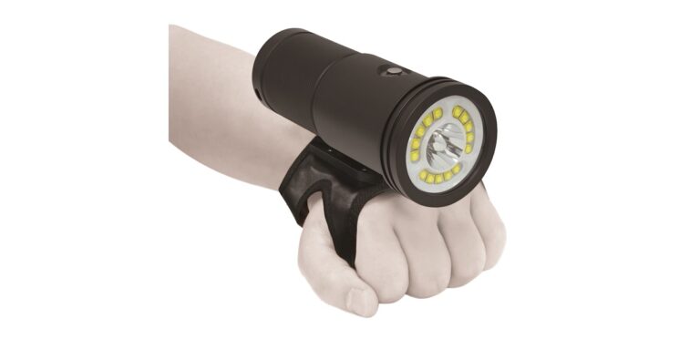 Lampe sous-marine portée au poignet pour explorer les profondeurs marines en toute sécurité.