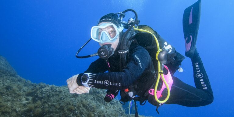 Plongée sous-marine avec équipement professionnel, explorant les merveilles de l'océan.
