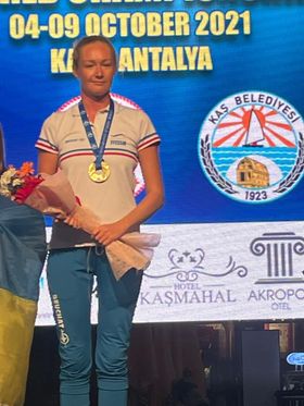 Marrianna recevant sa seconde médaille lors de ces championnats. © FFESSM / Vincent Pouyet