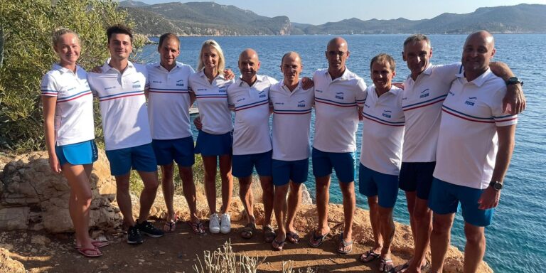 Équipe de passionnés du monde sous-marin, prête pour l'aventure aquatique en mer.