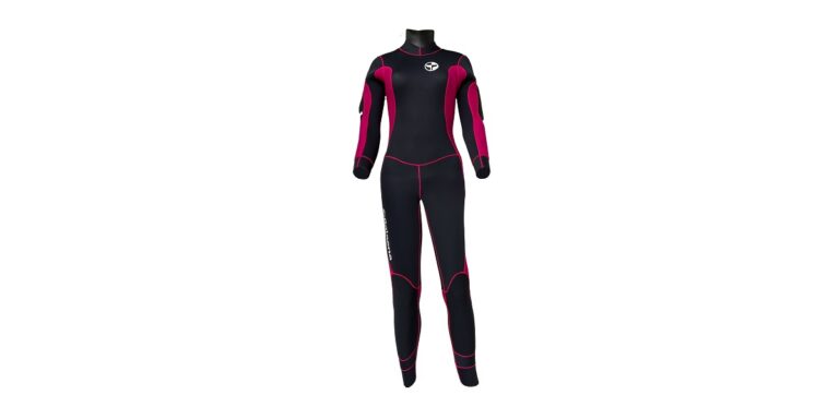 Combinaison de plongée noire et rose, idéale pour explorer le monde sous-marin.