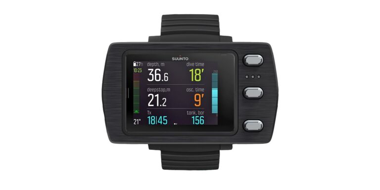 Montre de plongée Suunto affichant profondeur, temps de plongée et autres données essentielles.