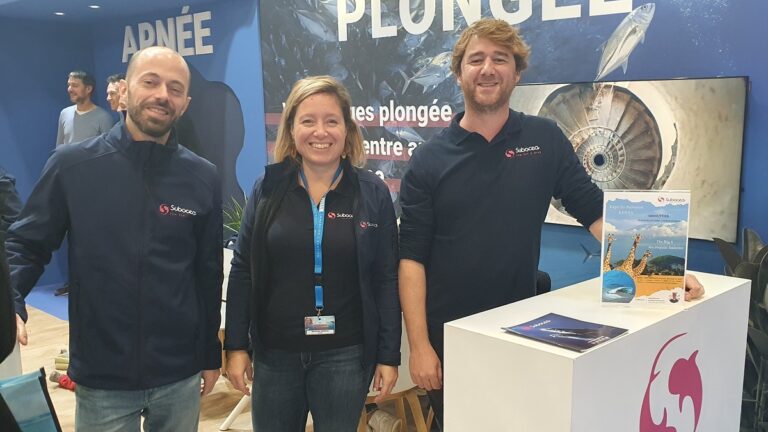 Équipe de plongée sous-marine présentant des activités et équipements de plongée à un salon.
