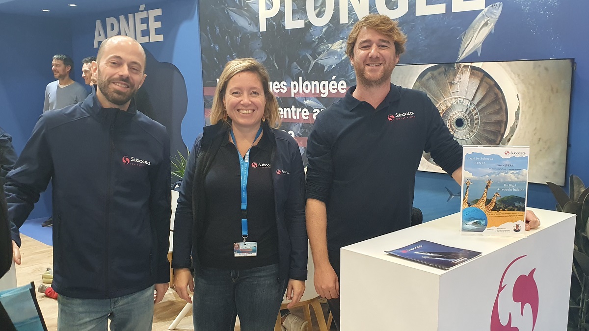 Équipe de plongée sous-marine présentant des activités et équipements de plongée à un salon.
