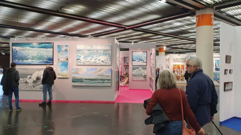Exposition artistique sur le thème marin avec des œuvres représentant la mer et les vagues.