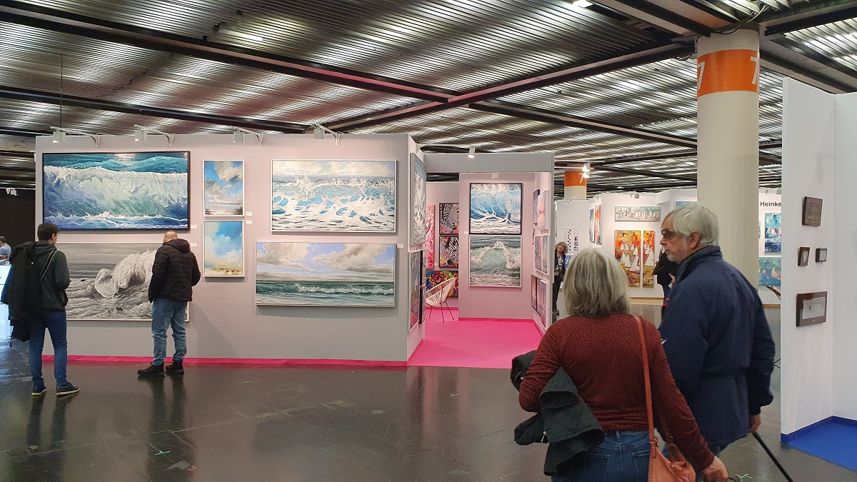 Exposition artistique sur le thème marin avec des œuvres représentant la mer et les vagues.