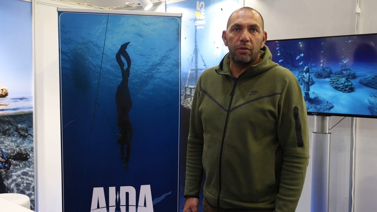 Plongée sous-marine, exploration des profondeurs, aventure aquatique et sensibilisation à l'environnement marin.