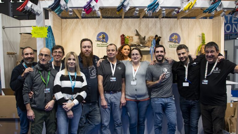 Équipe passionnée du monde sous-marin au salon Au Vieux Campeur, partageant leur expertise.
