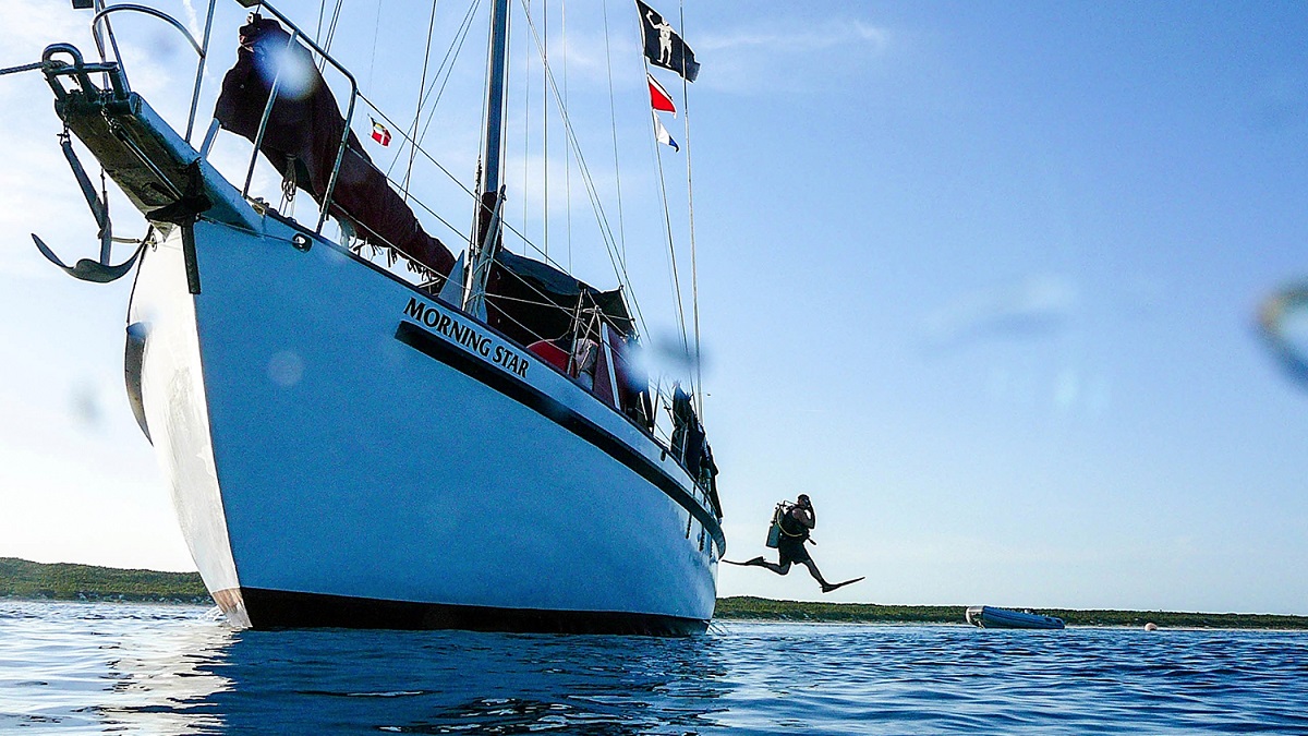 Plongée sous-marine depuis un voilier, exploration des merveilles aquatiques et de la biodiversité.