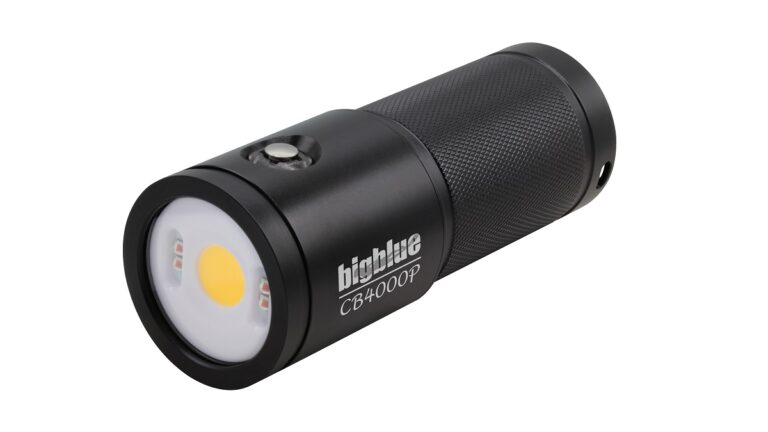 Lampe sous-marine Bighblue CB4000P pour explorer les profondeurs marines en toute sécurité.
