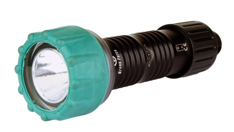 Lampe sous-marine robuste, idéale pour explorer les profondeurs et observer la vie aquatique.