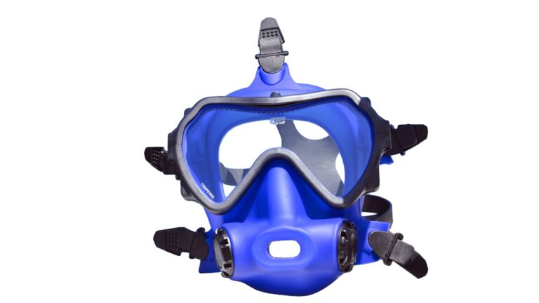 Masque de plongée bleu conçu pour explorer le monde sous-marin en toute sécurité.