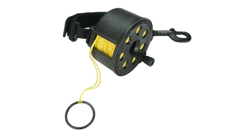 Dispositif de remontée sous-marine avec corde pour explorations aquatiques sécurisées.