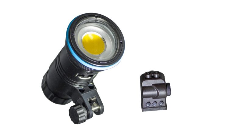 Lampe sous-marine puissante avec support, idéale pour l'exploration aquatique nocturne.