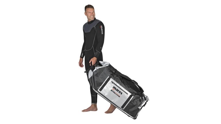 Homme en combinaison de plongée portant un sac de plongée pour équipements marins.