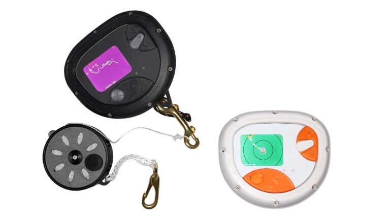 Équipements de plongée sous-marine pour navigation et exploration des fonds marins.
