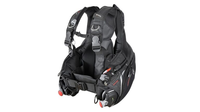 Gilet de plongée technique pour explorer le monde sous-marin en toute sécurité.