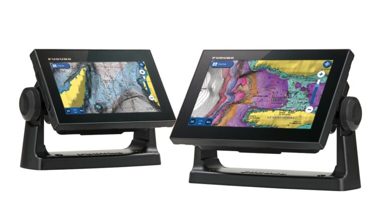 Écrans de navigation marine avec cartes détaillées pour explorer le monde sous-marin.
