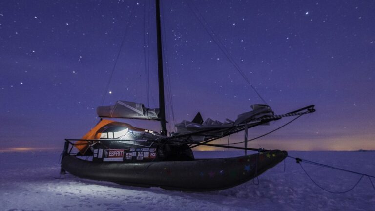 Bateau de recherche sous les étoiles, explorant les mystères marins de l'océan.