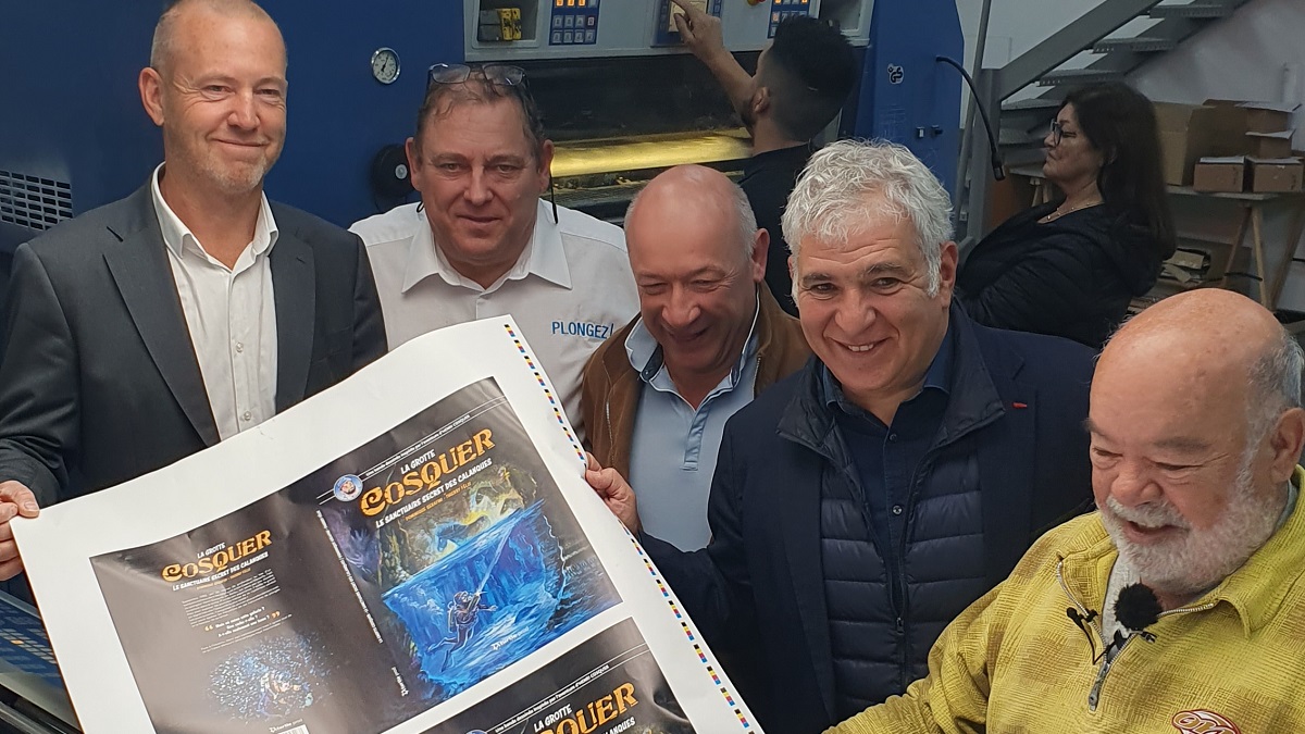 Équipe de passionnés présentant un projet sur la grotte sous-marine et ses secrets.