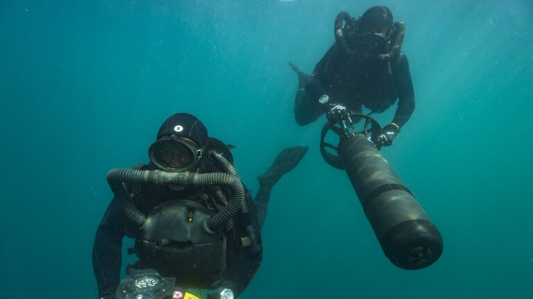 Plongée sous-marine avec des plongeurs utilisant un équipement professionnel dans l'océan.