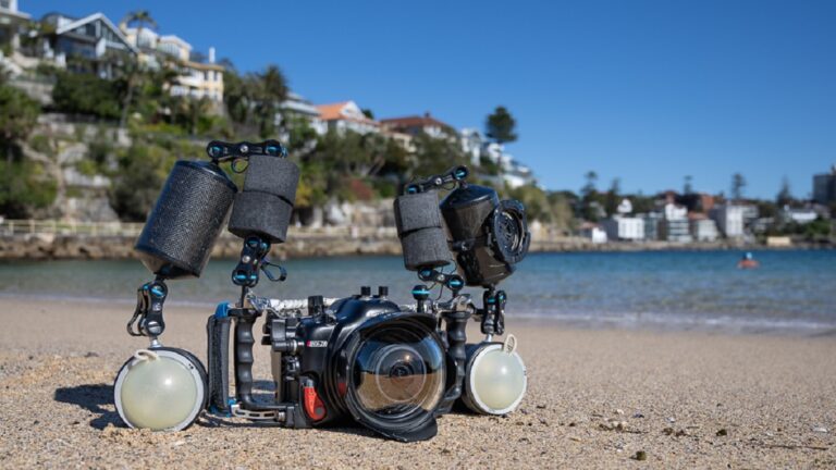 Appareil photo sous-marin prêt à capturer la beauté du monde aquatique.