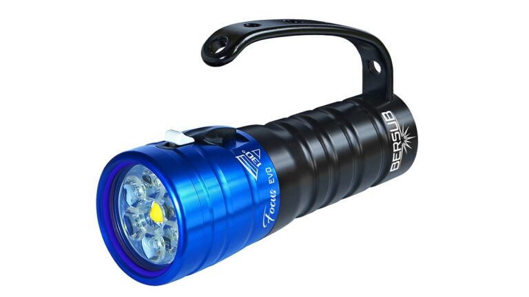 Lampe sous-marine puissante et étanche, idéale pour explorer les fonds marins.