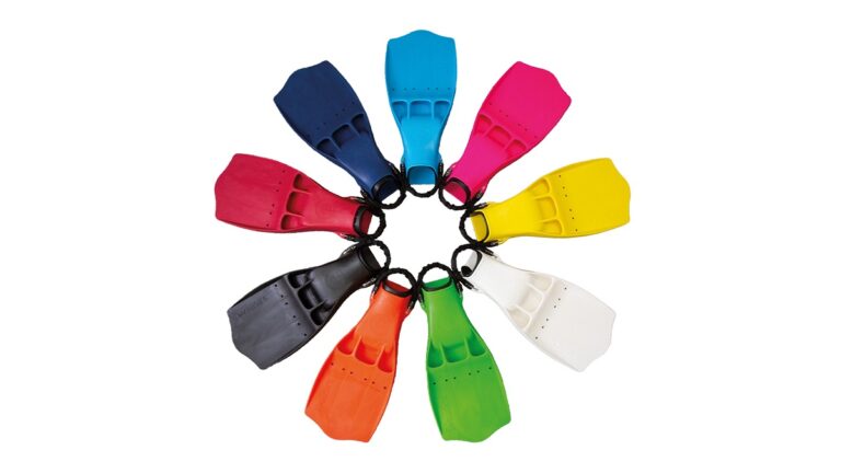 Palmes colorées pour la plongée, idéales pour explorer le monde sous-marin.
