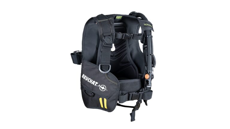 Gilet de plongée ergonomique Beuchat pour explorer les fonds marins en toute sécurité.