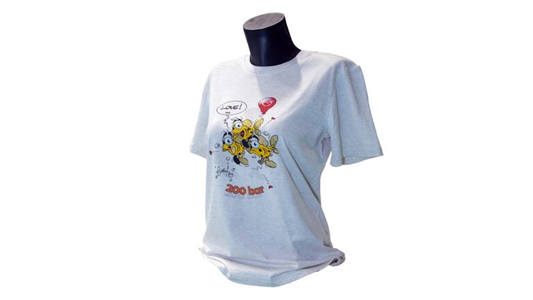 T-shirt illustré sur le thème marin, parfait pour les amoureux des océans.