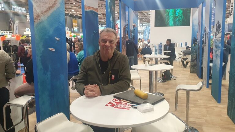 Salon dédié au monde sous-marin avec exposants et passionnés de plongée.
