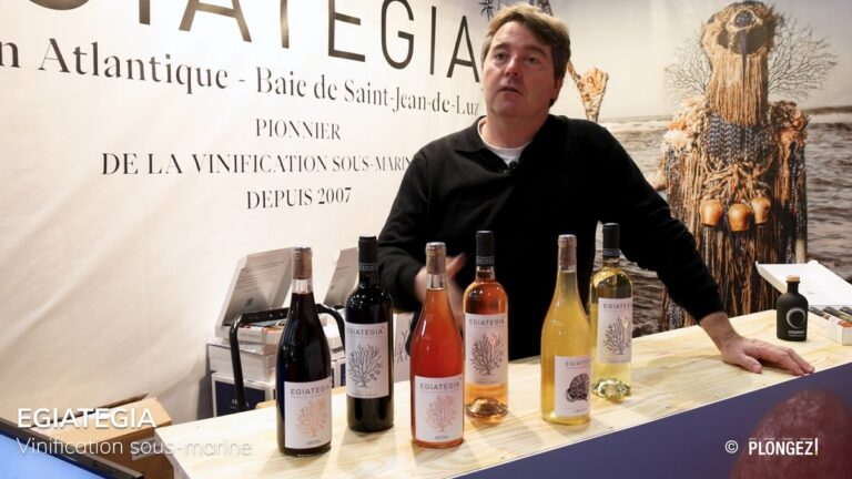 Vinification sous-marine en Atlantique, innovations d'EGIATEGIA depuis 2007 pour des saveurs uniques.