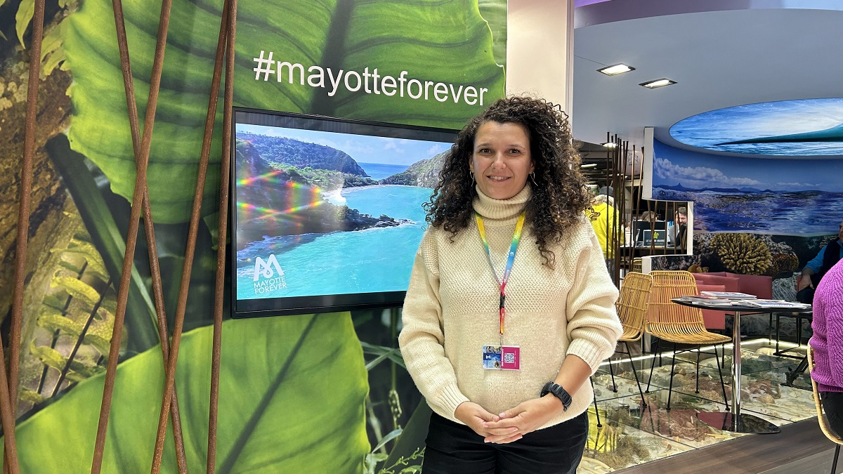 Femme devant un écran illustrant les merveilles sous-marines de Mayotte.