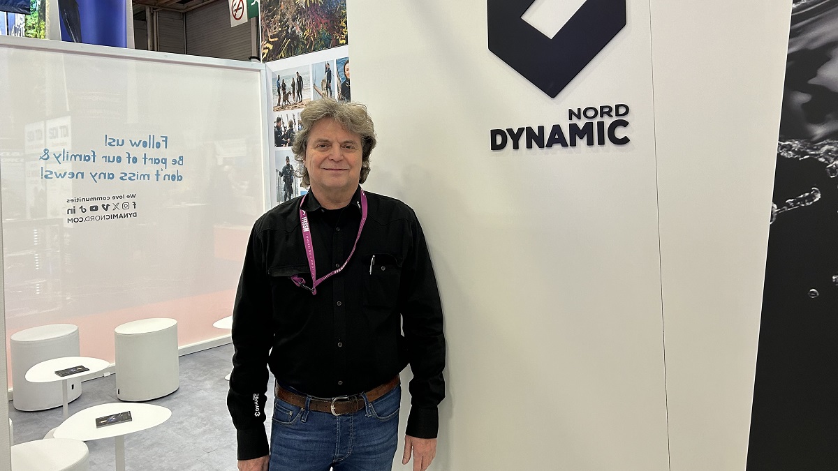 Homme devant un stand, promouvoir des innovations dans le monde sous-marin et la plongée.