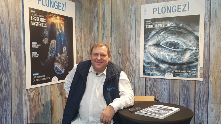 Un expert du monde sous-marin présente des revues sur la vie marine et l'exploration.
