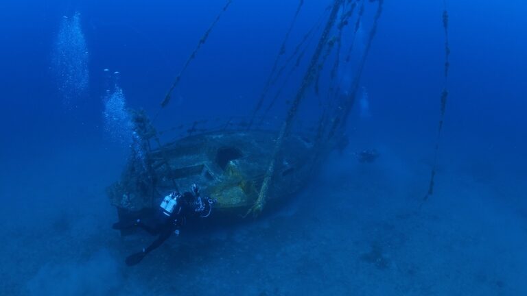 Plongée près d'une épave sous-marine, explorant la vie marine et les coraux.