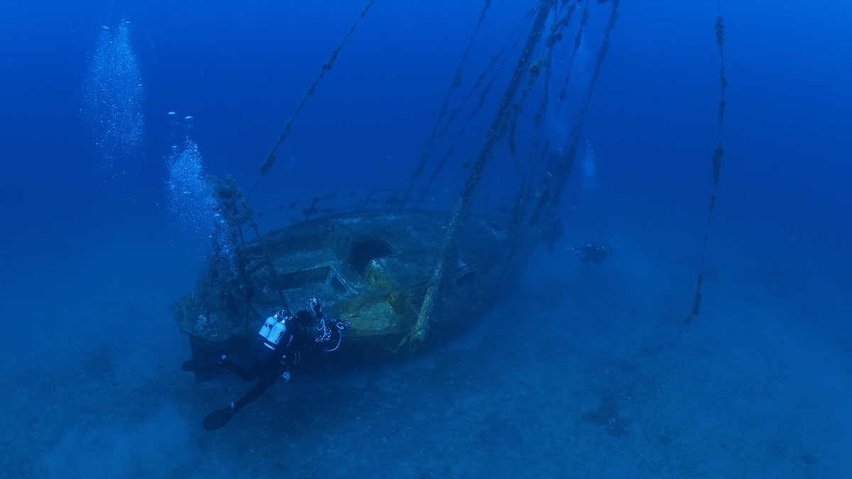 Plongée près d'une épave sous-marine, explorant la vie marine et les coraux.