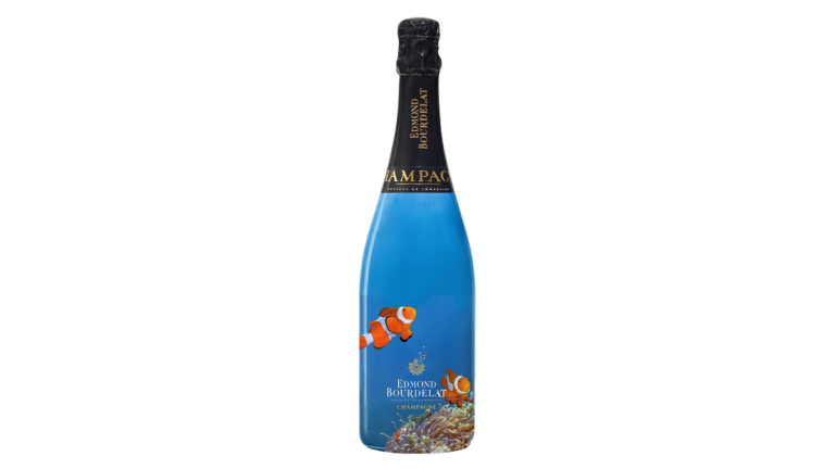 Bouteille de champagne décorée de motifs marins, évoquant la beauté du monde sous-marin.