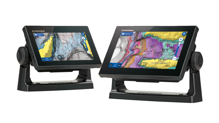 Écrans de navigation maritimes affichant des cartes sous-marines détaillées et interactives.