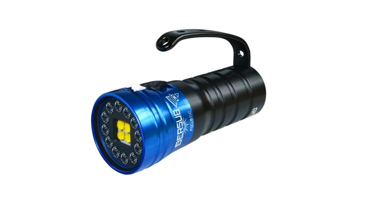 Lampe sous-marine étanche, idéale pour l'exploration et la photographie aquatique.