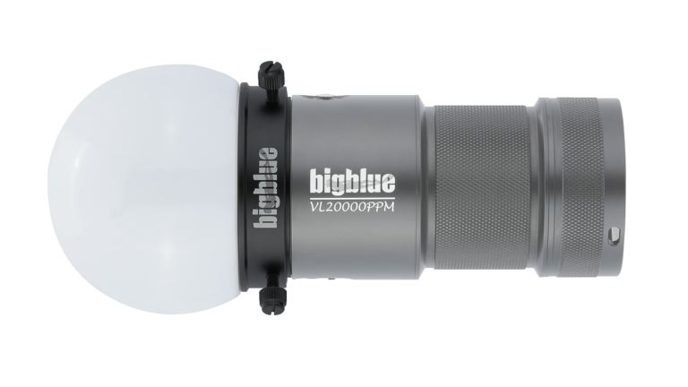 Lampe sous-marine Bigblue VL20000PPM, idéale pour l'exploration et la photographie aquatique.
