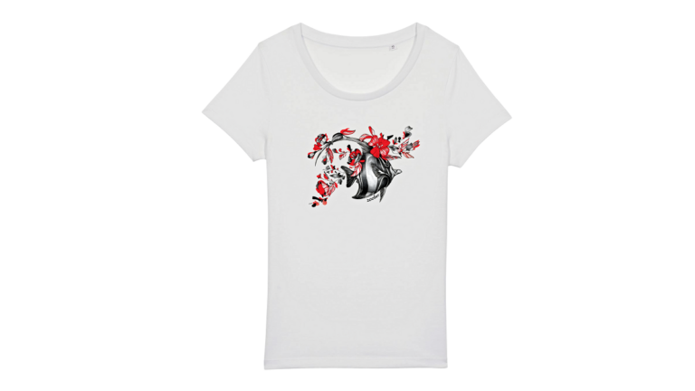 T-shirt illustré avec motifs marins et floraux, parfait pour les amoureux de la mer.