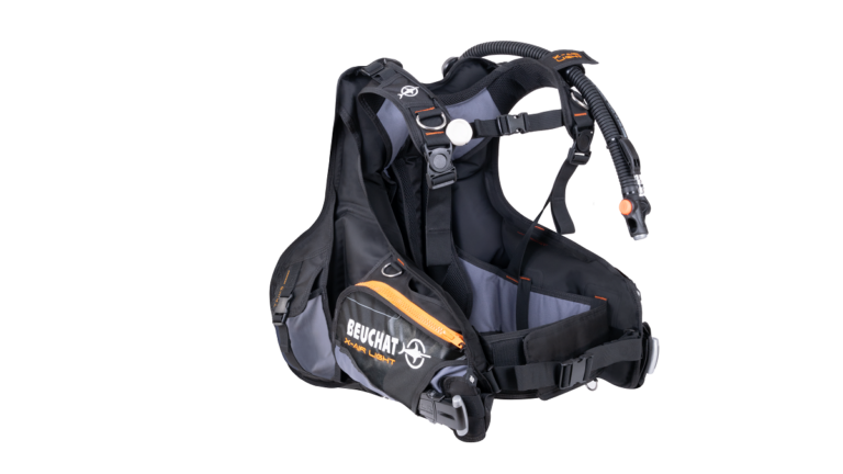Gilet de plongée Beuchat X-Air Light, conçu pour le confort et la sécurité sous l'eau.