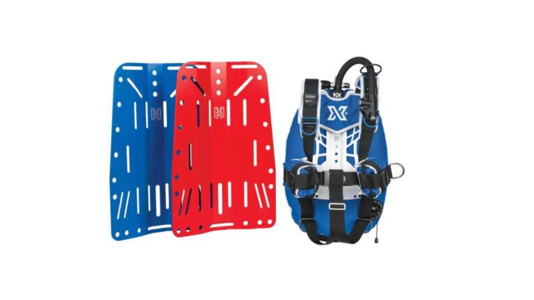 Équipement de plongée sous-marine : gilets et plaques de stabilisation colorées pour aventuriers marins.