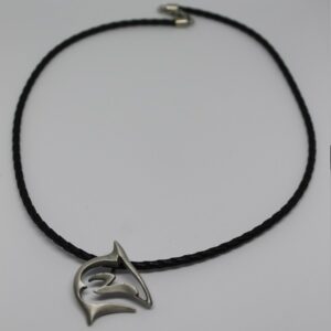 Collier en cuir noir avec pendentif inspiré du monde sous-marin, élégant et unique.